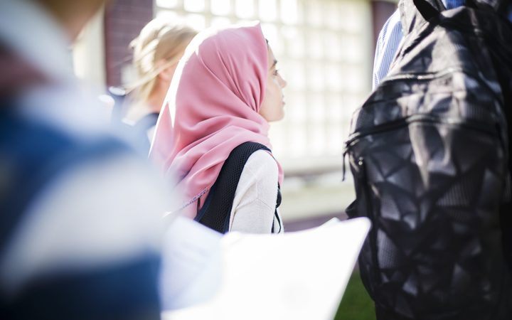 The issue of wearing a headscarf in schools is re-updated