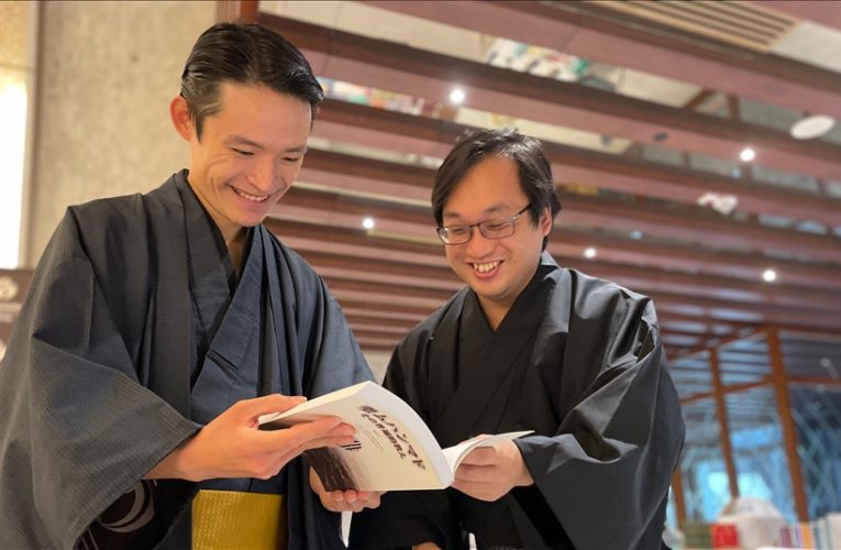 Akademiku japonez i cili u konvertua në fenë Islame ua mëson Islamin studentëve të tij
