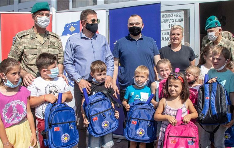 Ushtarët turq dhurojnë çanta dhe mjete shkollore për 500 fëmijë kosovarë