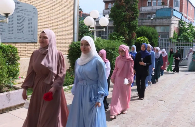 230 maturantë përfundojnë me suksesë shkollimin në Medresenë “Alauddin”