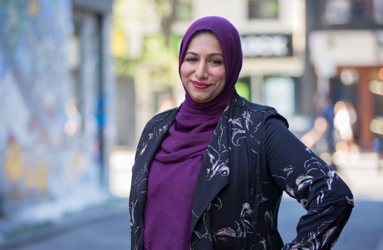 Prima donna musulmana che indossa l'hijab a sedere nel consiglio comunale di Toronto