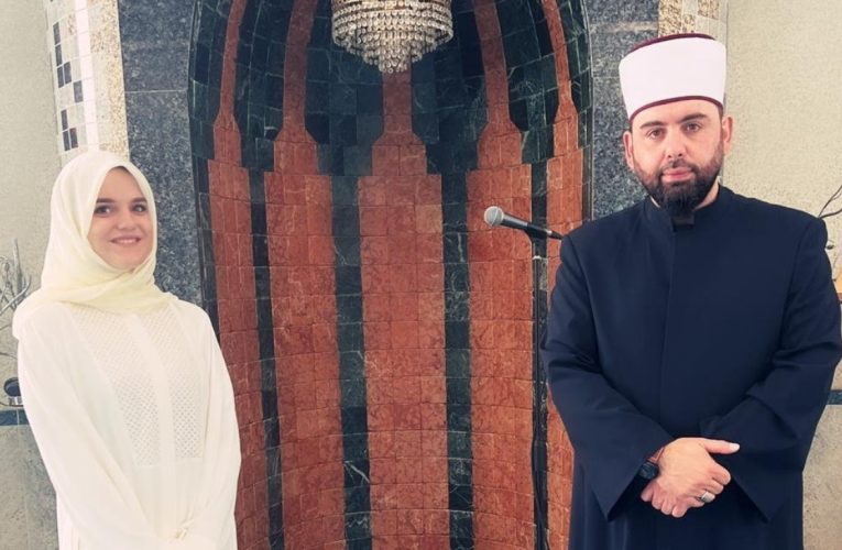 Deutschland Zhakline ( Sara) nimmt im Mai den Islam in der Aksa-Moschee Leverkusen an 26, 2022