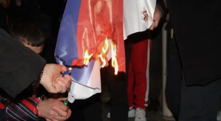 Tiran'da Sırp bayrağının yakılması, Sırbistan Arnavutluk'a protesto notası gönderdi