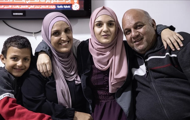 Takimi emocional me familjen, palestinezja Malak Salman lirohet nga burgu izraelit pas 8 vitesh