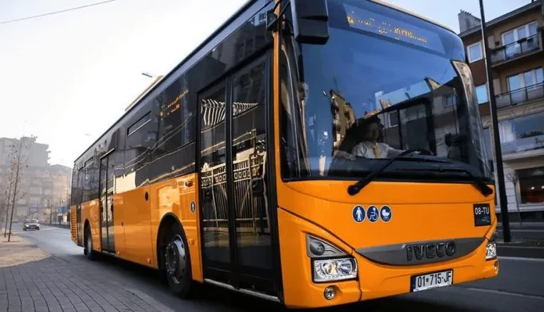 Prishtina unifikon sistemin e transportit publik, edhe autobusët privatë do të operojnë me çmime të njëjta si Trafiku Urban 02/01/2025